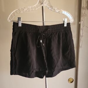 NWT! "Old Navy" Mid-Rise Shorts 🖤